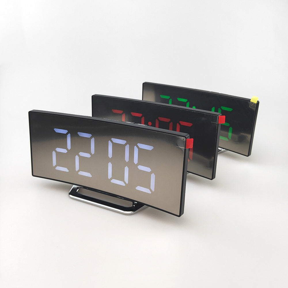Kreative LED-Spiegeluhr Mit Großem Curved-Display Und Geräuschloser Weckfunktion