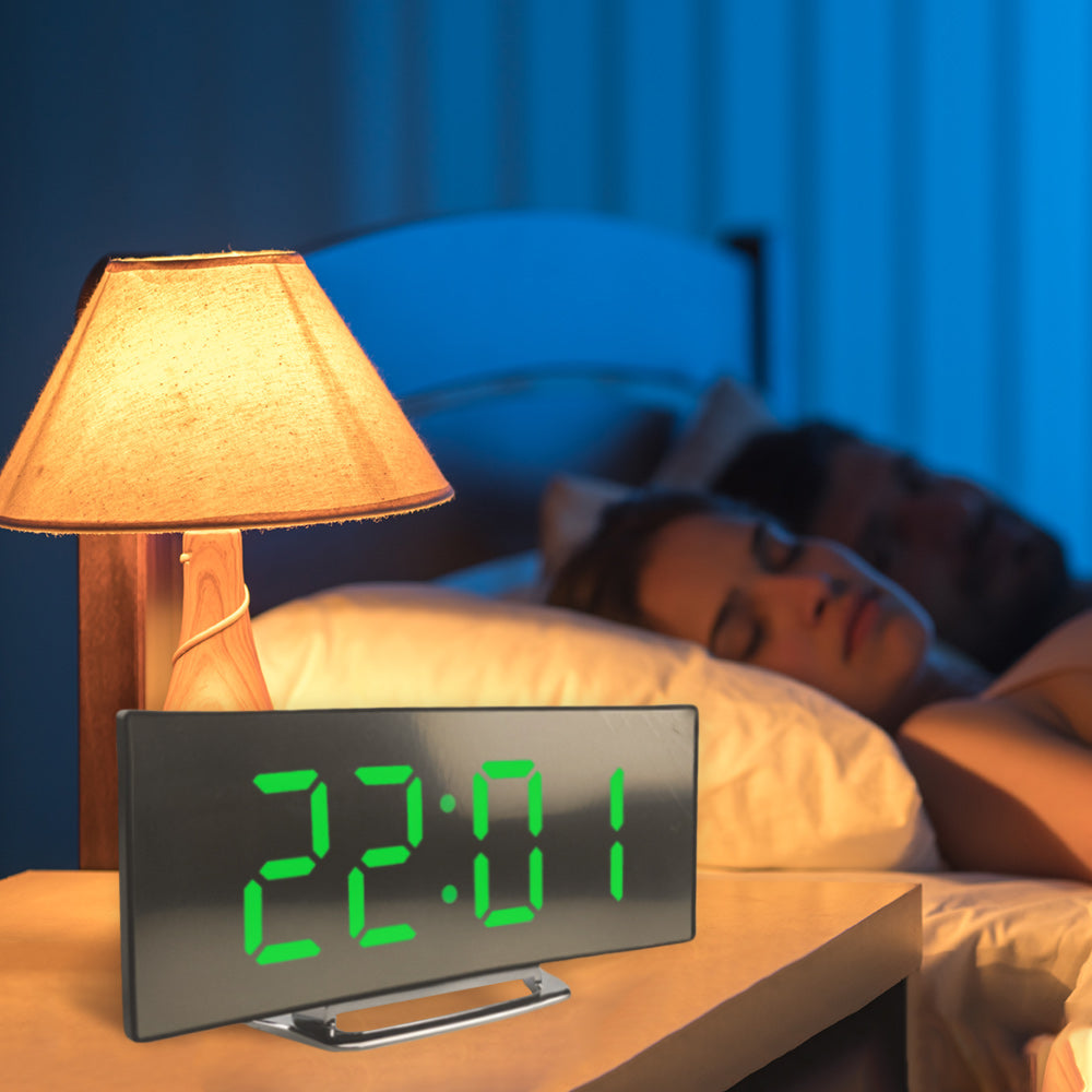 Kreative LED-Spiegeluhr Mit Großem Curved-Display Und Geräuschloser Weckfunktion